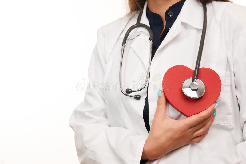 Doctor de sexo femenino con el corazón y el estetoscopio médico imagen de archivo Doctor de sexo femenino con el corazón y el estetoscopio médico imagen de archivo