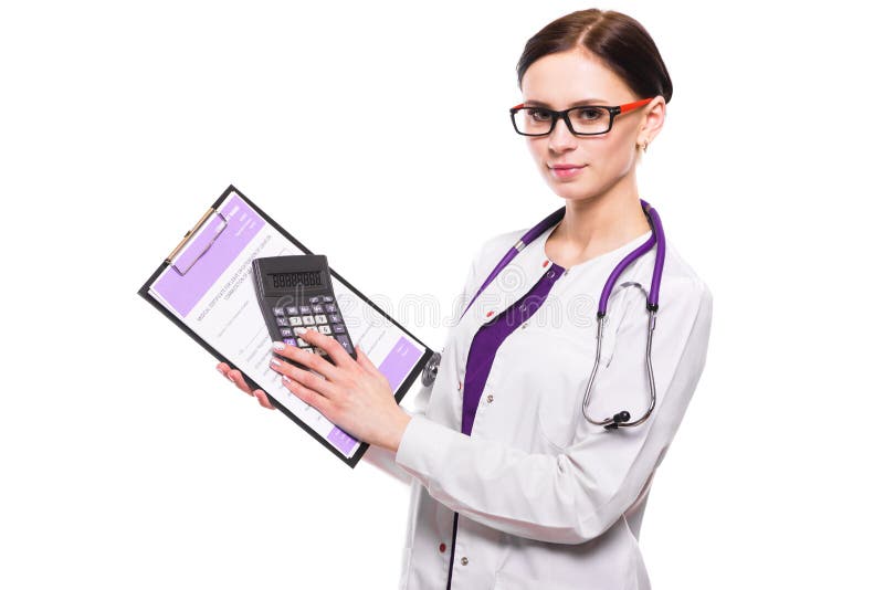 Doctor de sexo femenino hermoso joven que sostiene el tablero y que muestra la calculadora en sus manos en el fondo blanco foto de archivo libre de regalías Doctor de sexo femenino hermoso joven que sostiene el tablero y que muestra la calculadora en sus manos en el fondo blanco foto de archivo libre de regalías