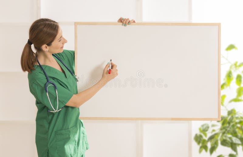 Doctor de sexo femenino hermoso joven sonriente feliz que muestra el área en blanco para la muestra o el copyspace fotografía de archivo libre de regalías Doctor de sexo femenino hermoso joven sonriente feliz que muestra el área en blanco para la muestra o el copyspace fotografía de archivo libre de regalías