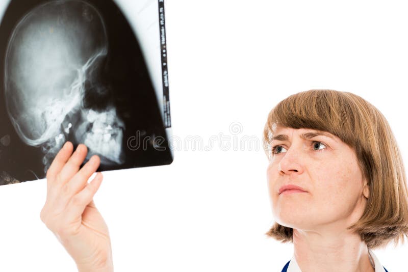 Doctor de sexo femenino joven con la fotografía de la radiografía fotos de archivo libres de regalías Doctor de sexo femenino joven con la fotografía de la radiografía fotos de archivo libres de regalías