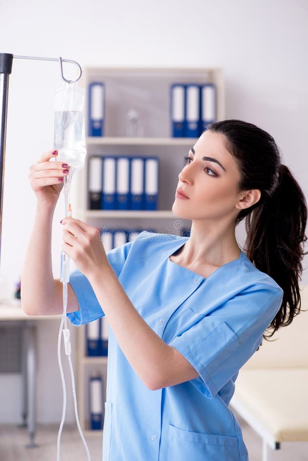 Doctor de sexo femenino joven en concepto de la infusi?n imágenes de archivo libres de regalías Doctor de sexo femenino joven en concepto de la infusi?n imágenes de archivo libres de regalías