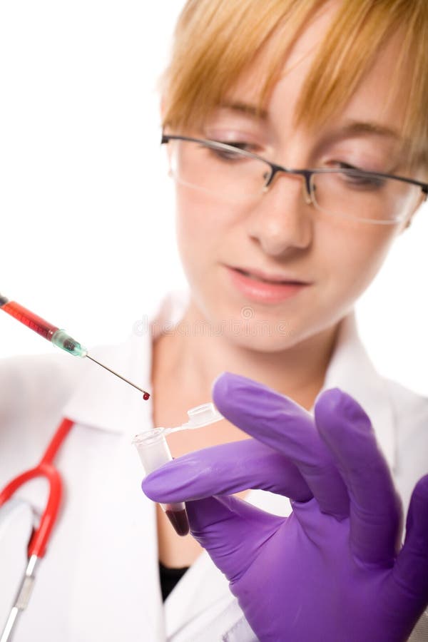 Doctor de sexo femenino joven que toma algunas muestras de sangre imagenes de archivo Doctor de sexo femenino joven que toma algunas muestras de sangre imagenes de archivo