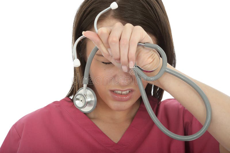 Doctor de sexo femenino joven trastornado frustrado subrayado con el estetoscopio fotos de archivo Doctor de sexo femenino joven trastornado frustrado subrayado con el estetoscopio fotos de archivo