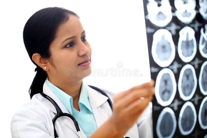 Doctor de sexo femenino que examina una exploración automatizada cerebro imagen de archivo Doctor de sexo femenino que examina una exploración automatizada cerebro imagen de archivo