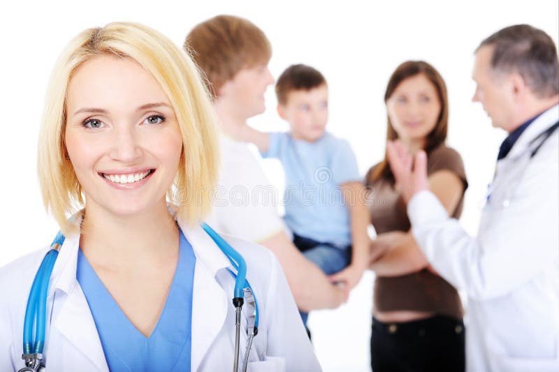 Doctor de sexo femenino sonriente con la familia joven