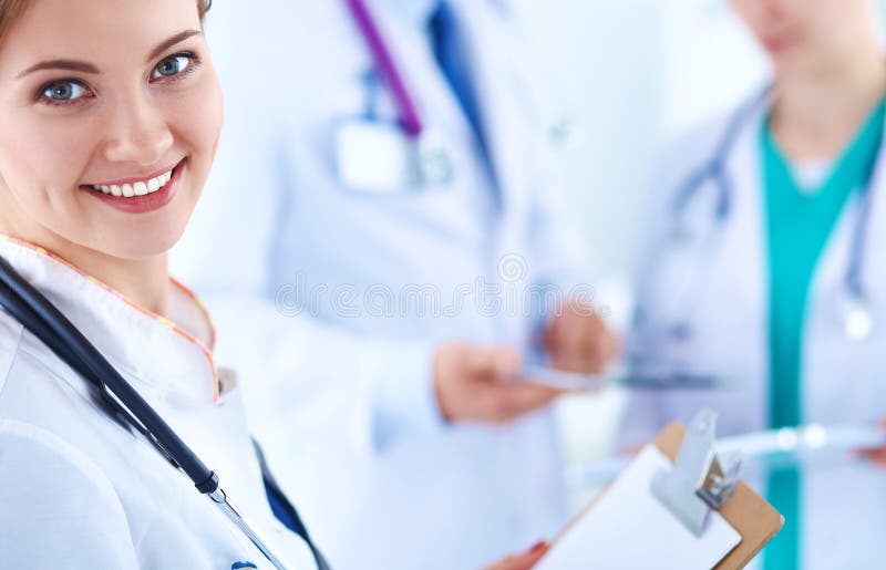 Doctor de sexo femenino sonriente de los jóvenes hermosos que se sienta en fotos de archivo libres de regalías Doctor de sexo femenino sonriente de los jóvenes hermosos que se sienta en fotos de archivo libres de regalías