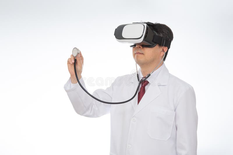 Doctor de sexo masculino que lleva los vidrios de la realidad virtual aislados en el fondo blanco fotos de archivo Doctor de sexo masculino que lleva los vidrios de la realidad virtual aislados en el fondo blanco fotos de archivo