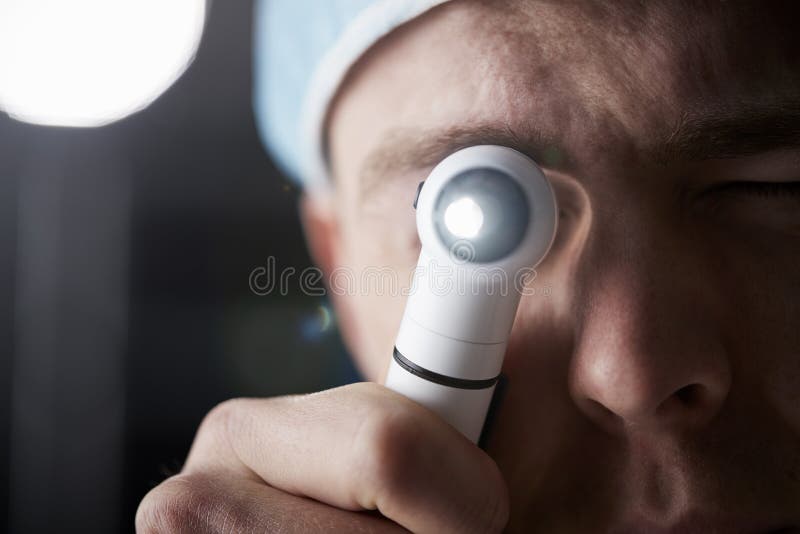 Doctor de sexo masculino que usa el otoscopio para el examen imagenes de archivo Doctor de sexo masculino que usa el otoscopio para el examen imagenes de archivo