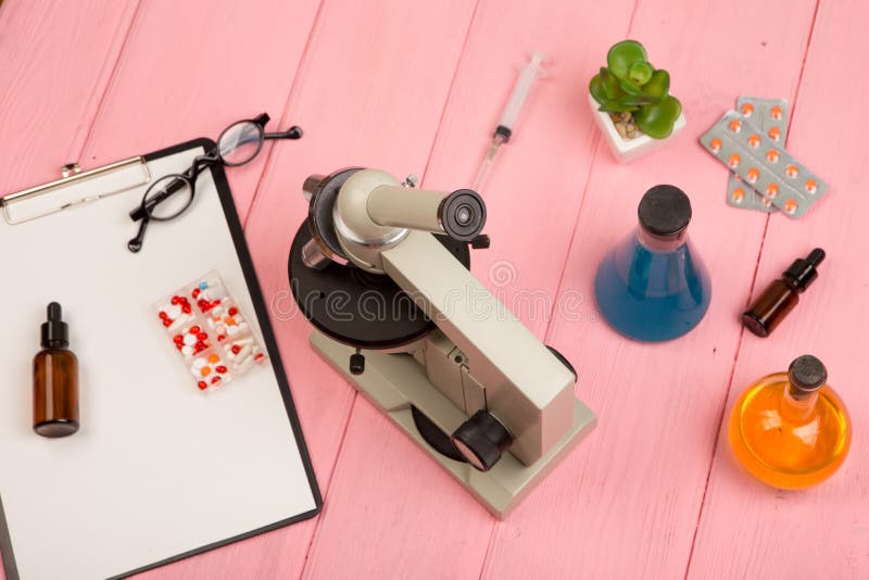 Doctor del científico del lugar de trabajo - microscopio, píldoras, jeringuilla, lentes, frascos químicos con el líquido, tablero imágenes de archivo libres de regalías Doctor del científico del lugar de trabajo - microscopio, píldoras, jeringuilla, lentes, frascos químicos con el líquido, tablero imágenes de archivo libres de regalías