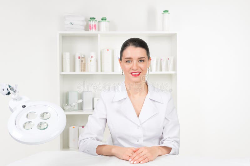 Doctor del cosmetólogo de la mujer en el trabajo en centro del balneario Retrato de un empleado profesional de sexo femenino jove imagen de archivo libre de regalías Doctor del cosmetólogo de la mujer en el trabajo en centro del balneario Retrato de un empleado profesional de sexo femenino jove imagen de archivo libre de regalías