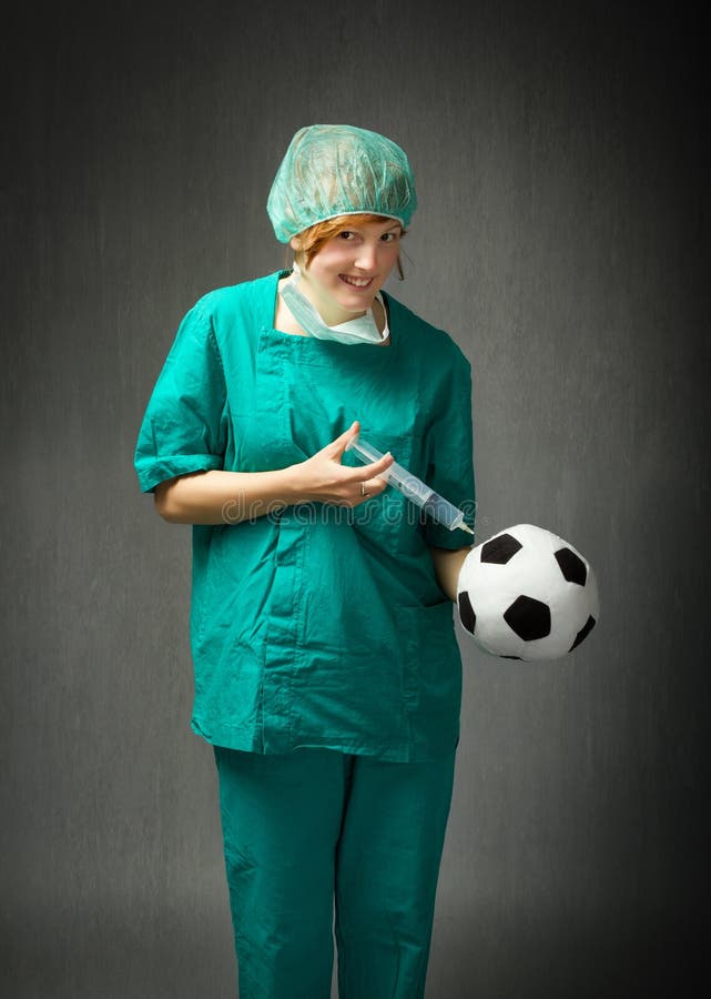 Doctor del deporte en la acción para dopar fotografía de archivo libre de regalías Doctor del deporte en la acción para dopar fotografía de archivo libre de regalías