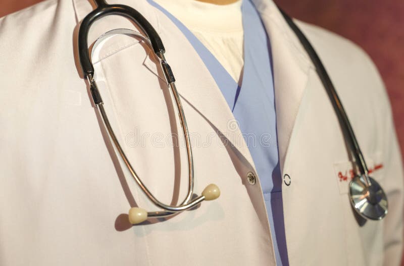 Doctor en capa médica con el medio cuerpo de la posición delantera sin cabeza fotografía de archivo Doctor en capa médica con el medio cuerpo de la posición delantera sin cabeza fotografía de archivo
