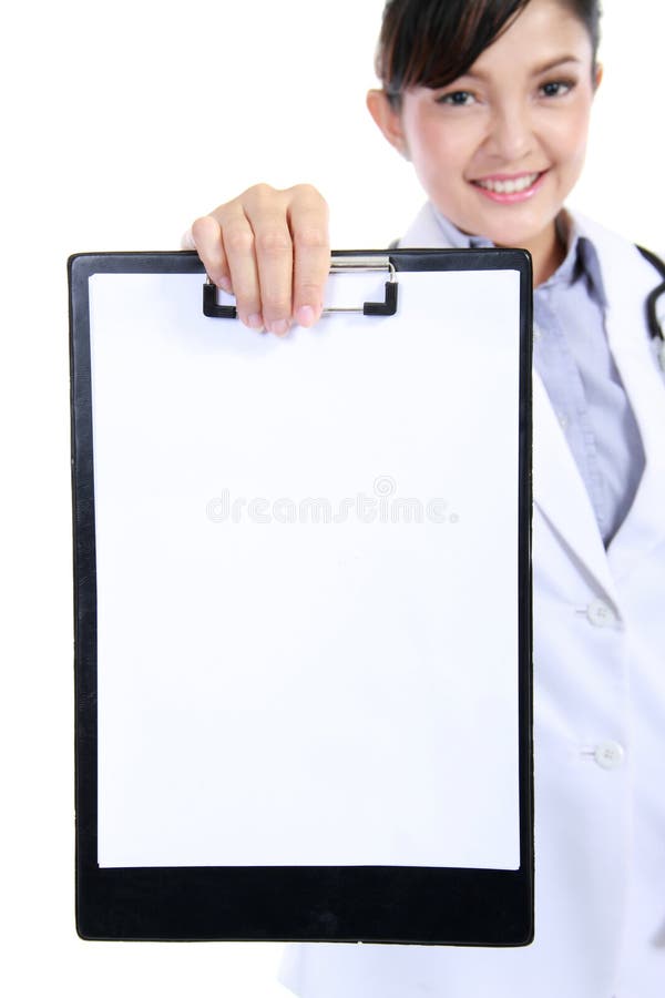 Doctor/enfermera de la mujer que muestra el sujetapapeles en blanco fotos de archivo libres de regalías Doctor/enfermera de la mujer que muestra el sujetapapeles en blanco fotos de archivo libres de regalías