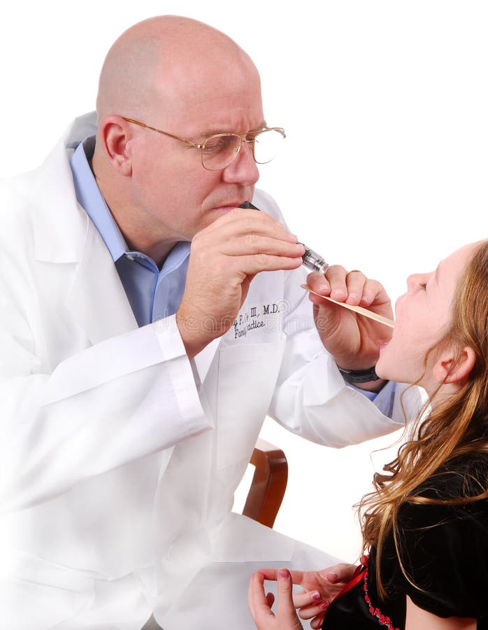 Medico esaminando la ragazza con mal di gola.