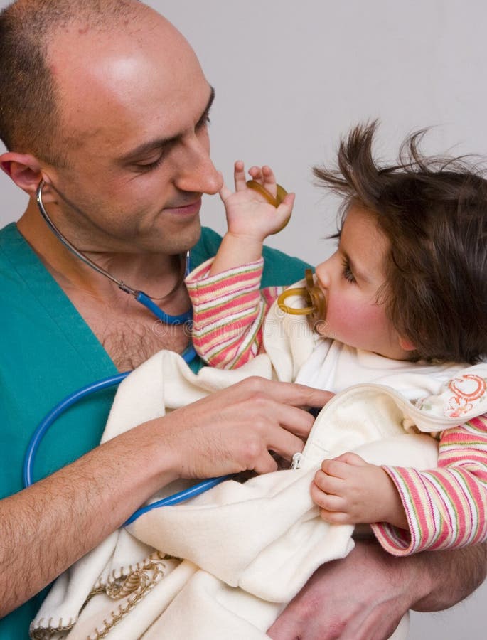 Sorridente medico di esaminare bambino malato.