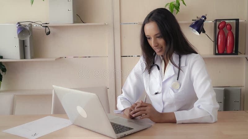 Una mujer tiene conferencia vocación colegas o remoto.