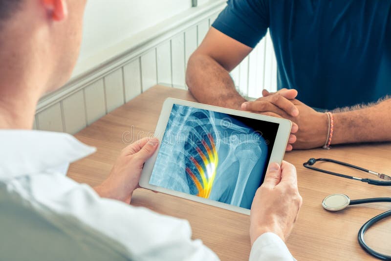 Doctor holding a digital tablet with x-ray of the chest of the patient with pain on the ribs royalty free stock photography Doctor holding a digital tablet with x-ray of the chest of the patient with pain on the ribs royalty free stock photography