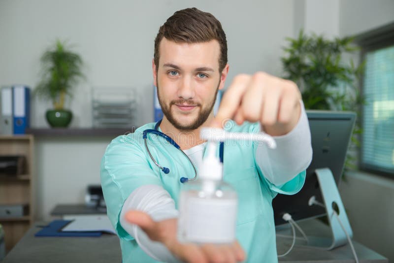 https://thumbs.dreamstime.com/b/doctor-holding-pump-dispenser-antibacterial-handwash-95174330.jpg