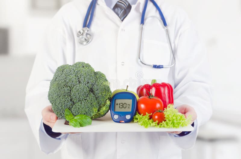 Doctor holding vegetables and fruits on a tray royalty free stock photos Doctor holding vegetables and fruits on a tray royalty free stock photos