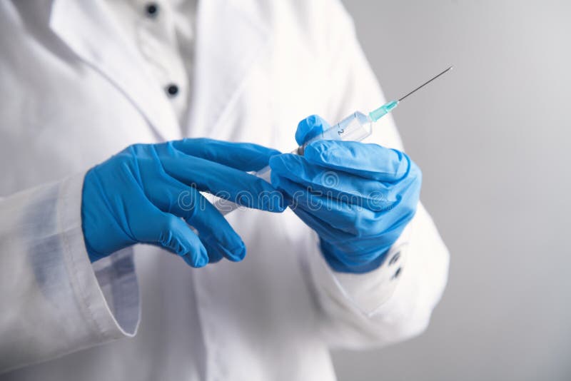 doctor holdinginjektionssprutan isolerad medicinsk white f?r bakgrund sjukv?rd arkivfoton doctor holdinginjektionssprutan isolerad medicinsk white f?r bakgrund sjukv?rd arkivfoton