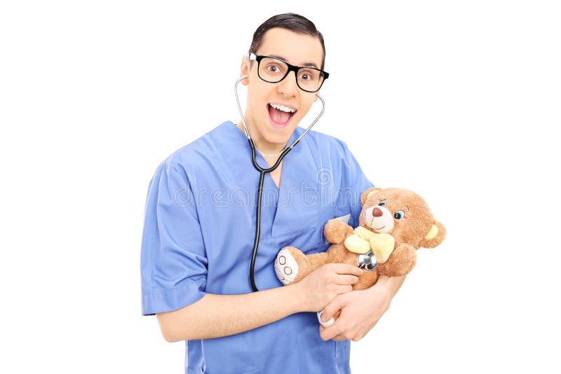 Doctor joven que hace el control médico en un oso de peluche fotos de archivo Doctor joven que hace el control médico en un oso de peluche fotos de archivo