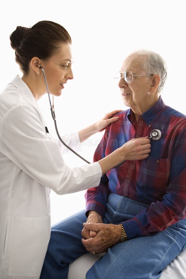 La metà degli adulti Caucasica femmina medico di ascolto per anziani maschi di origine Caucasica cuore con lo stetoscopio.