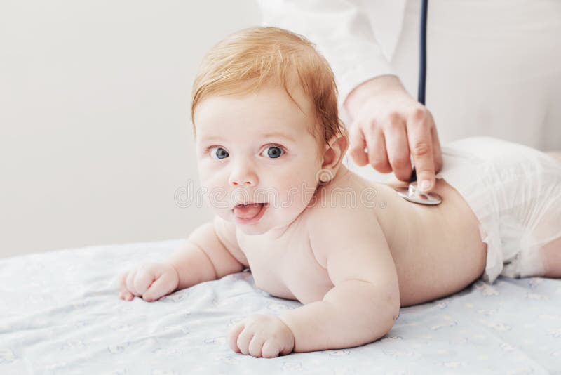 Doctor listens to small child with stethoscope royalty free stock photography Doctor listens to small child with stethoscope royalty free stock photography
