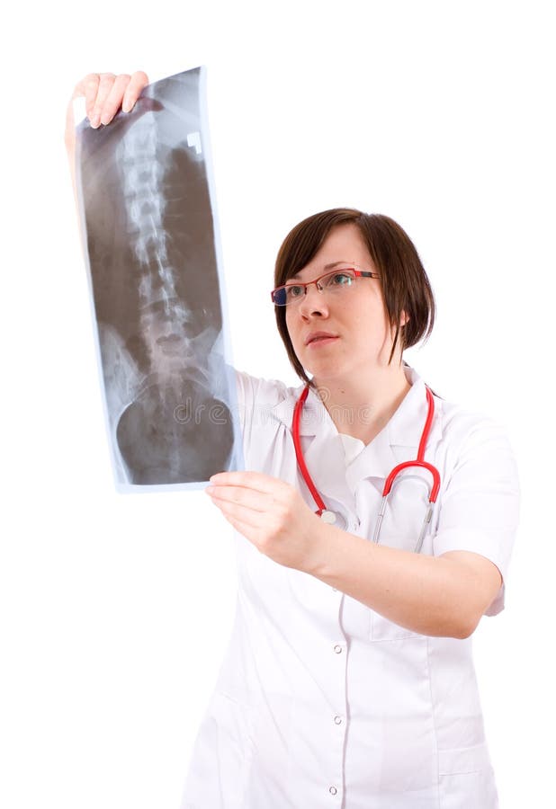 Una mujer mira a de, columna vertebral.