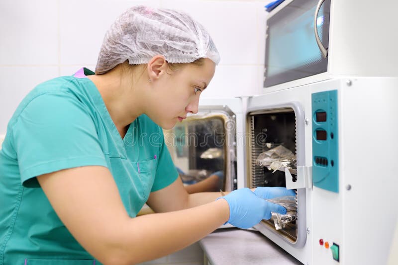 Doctor, nurce or cosmetologist sterilizes instruments in autoclave royalty free stock photos Doctor, nurce or cosmetologist sterilizes instruments in autoclave royalty free stock photos