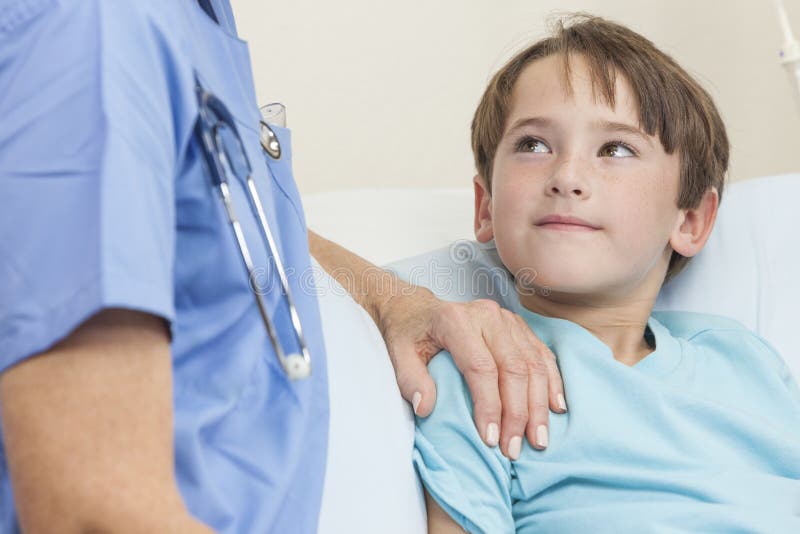 Doctor o enfermera que conforta al paciente joven del niño del muchacho fotografía de archivo libre de regalías Doctor o enfermera que conforta al paciente joven del niño del muchacho fotografía de archivo libre de regalías
