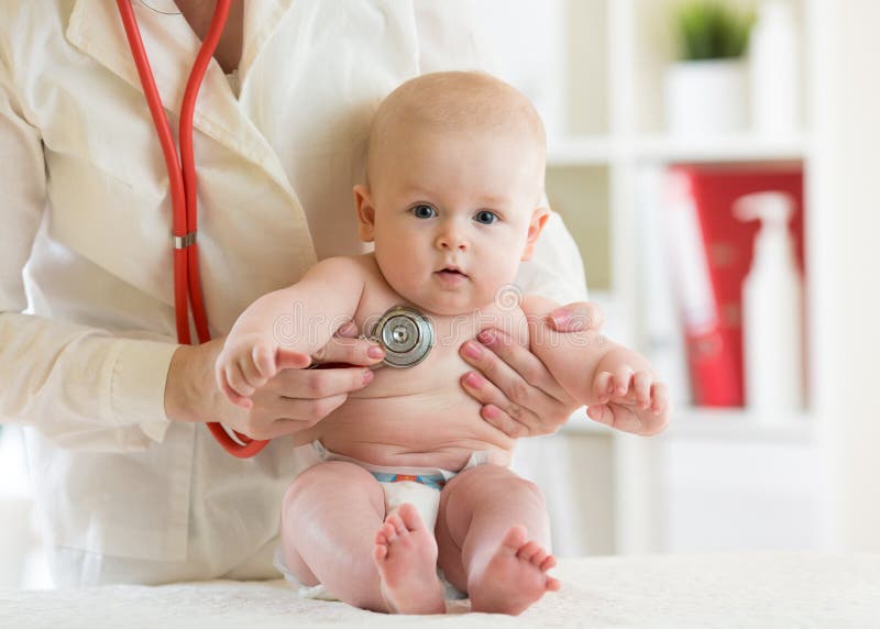 Pediátrico investigación un nino en clínica.