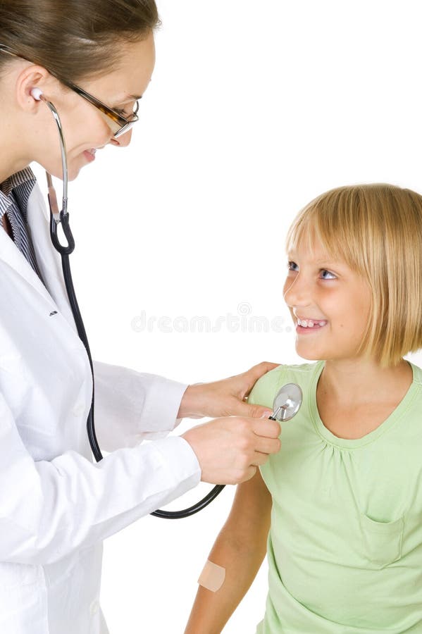 Doctor que examina a la muchacha del pequeño niño fotografía de archivo Doctor que examina a la muchacha del pequeño niño fotografía de archivo