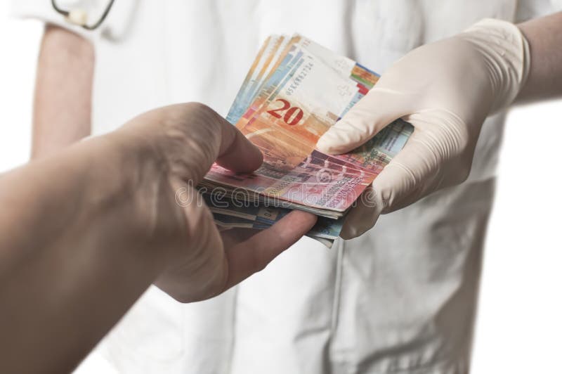 Doctor que recibe una gran cantidad de billetes de banco suizos como soborno imagenes de archivo Doctor que recibe una gran cantidad de billetes de banco suizos como soborno imagenes de archivo