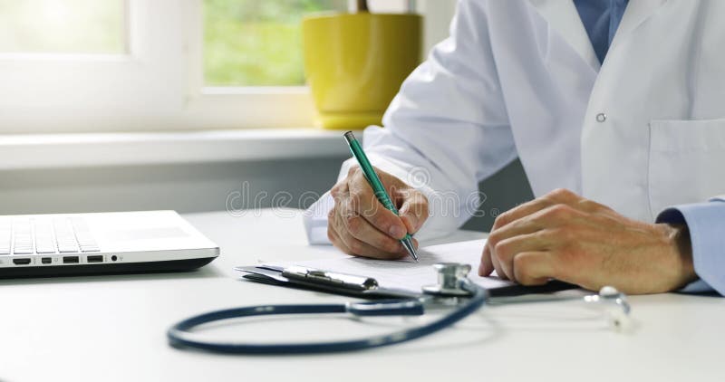 Doctor que trabaja en el escritorio en oficina de las clínicas