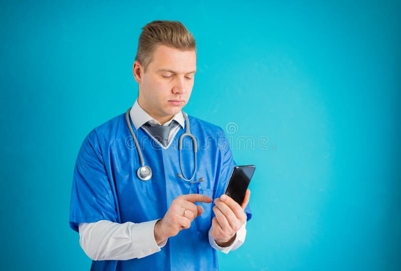 Doctor que usa el tel?fono m?vil foto de archivo Doctor que usa el tel?fono m?vil foto de archivo