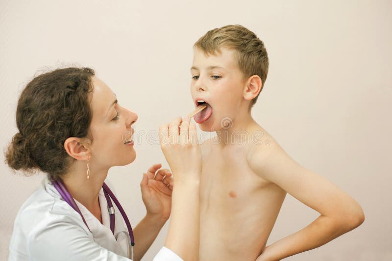 Doctor sees throat of little boy