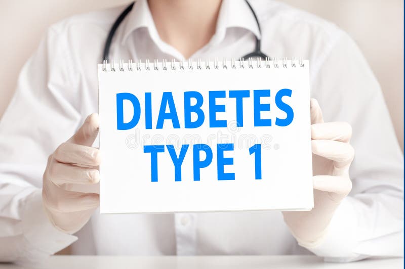 Doctor sostiene una hoja blanca de papel y señala el texto diabetes tipo 1 concepto médico