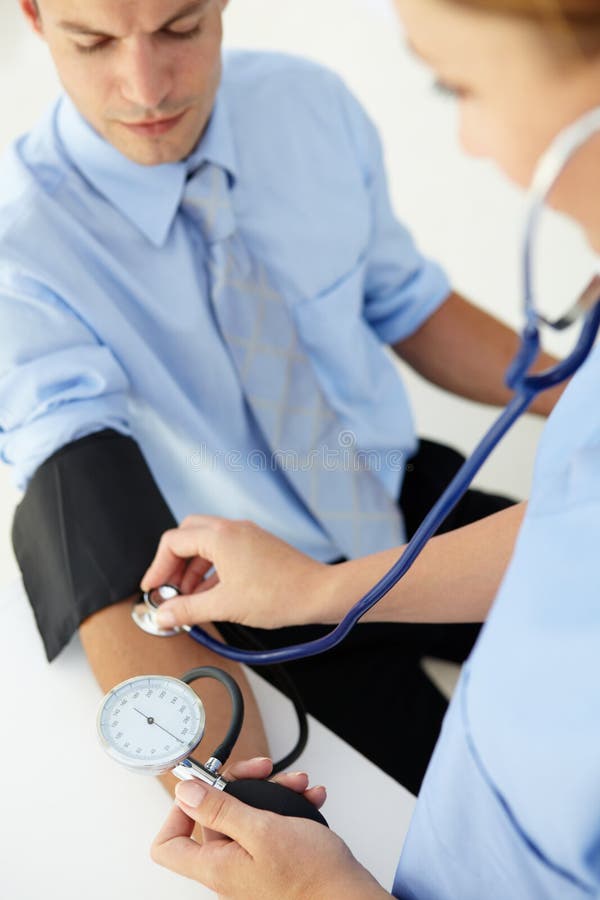Il medico l'assunzione di giovani mens pressione del sangue a medici stanza.