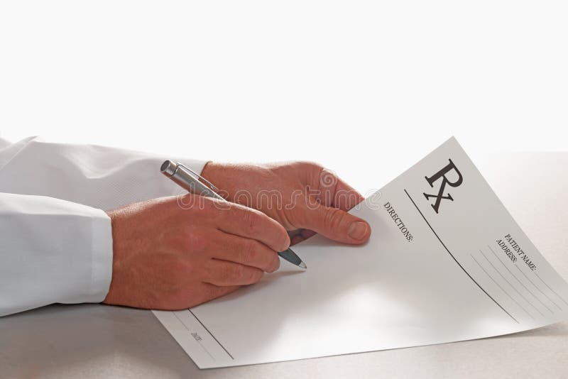 Lekár napíše predpis o RX formulára na bielom pozadí.