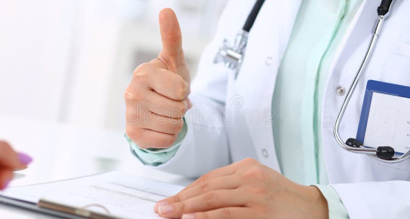 Doctor y el hablar paciente mientras que se sienta en el escritorio en la oficina del hospital, primer de manos humanas Medicina fotografía de archivo Doctor y el hablar paciente mientras que se sienta en el escritorio en la oficina del hospital, primer de manos humanas Medicina fotografía de archivo