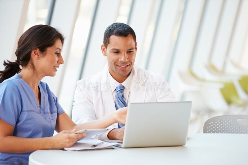 Doctor y enfermera que tienen reunión informal en cantina del hospital imágenes de archivo libres de regalías Doctor y enfermera que tienen reunión informal en cantina del hospital imágenes de archivo libres de regalías