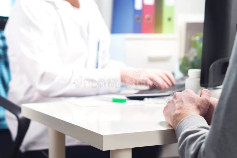 Doctor y paciente en la cita, la visita o la reunión en hospital imágenes de archivo libres de regalías Doctor y paciente en la cita, la visita o la reunión en hospital imágenes de archivo libres de regalías