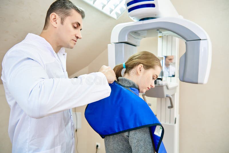 Doctor y paciente, odontología, tomograph dental fotos de archivo libres de regalías Doctor y paciente, odontología, tomograph dental fotos de archivo libres de regalías