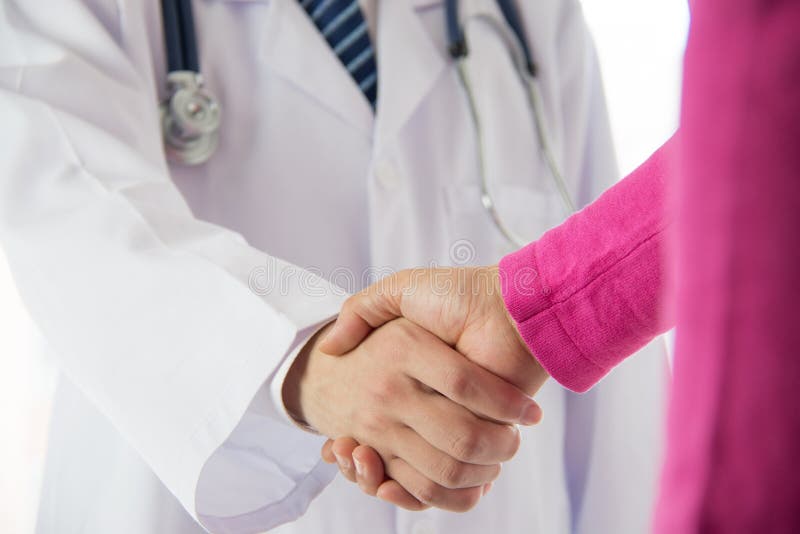 Doctor y paciente que sacuden las manos fotografía de archivo libre de regalías Doctor y paciente que sacuden las manos fotografía de archivo libre de regalías