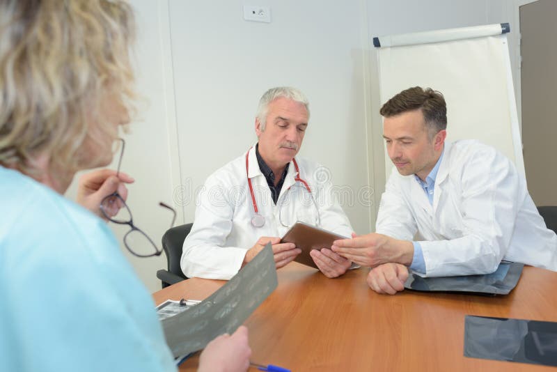 Dos Doctores Que Estudian La Consulta