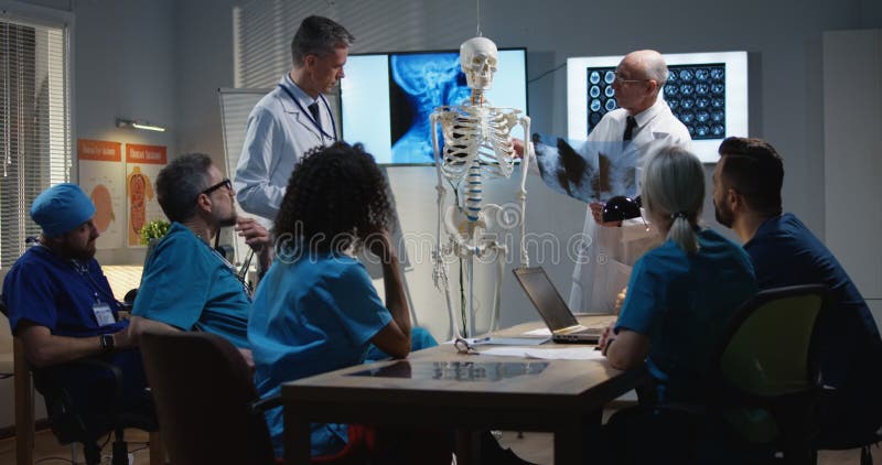 Doctores que explican diagnosis a sus colegas fotos de archivo