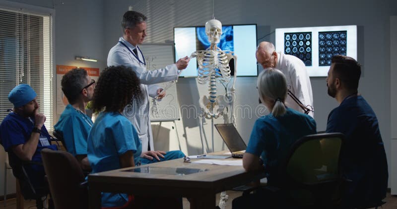 Doctores que explican diagnosis a sus colegas imagenes de archivo