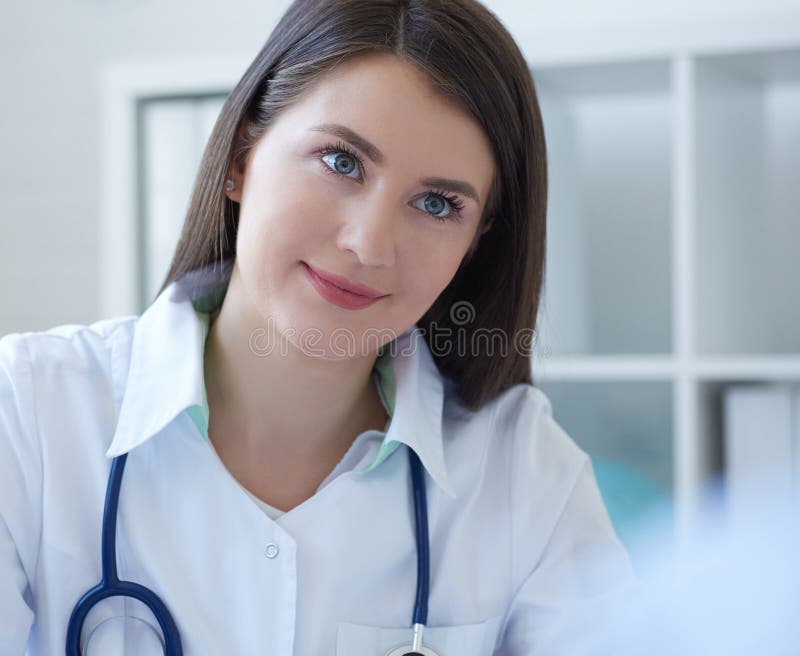 Doctoriță frumoasă care ascultă cu atenție plângerile pacienților. asistență medicală sau concept de asigurare. ・ diaree stock photo