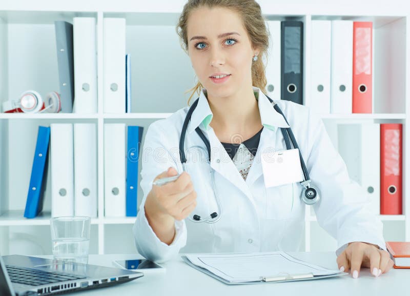 Doctoriță frumoasă care ascultă cu atenție plângerile pacienților. asistență medicală sau concept de asigurare. royalty free stock photography