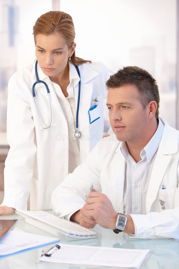 doctors kontoret som fungerar tillsammans barn royaltyfria bilder doctors kontoret som fungerar tillsammans barn royaltyfria bilder